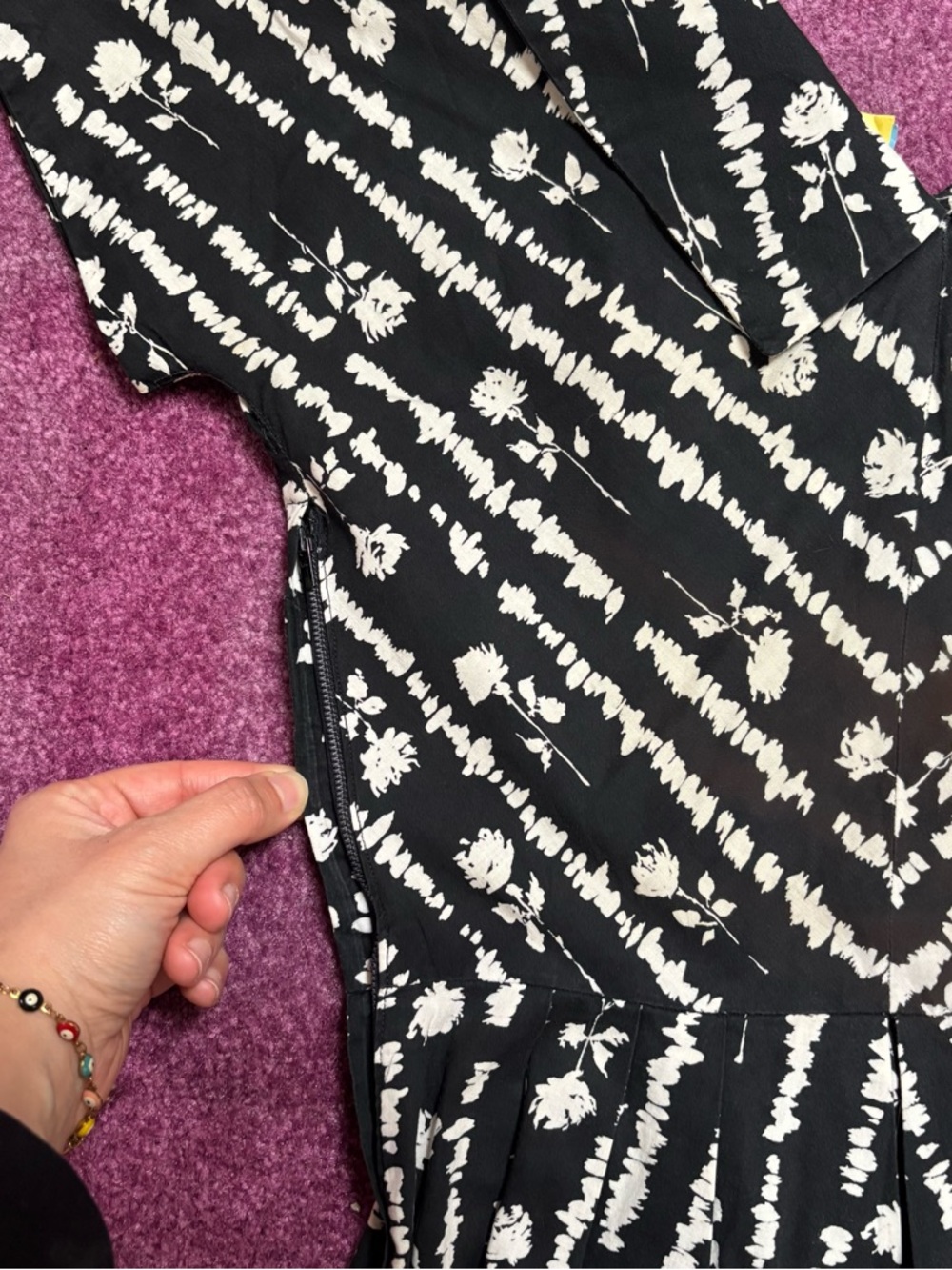 Black & white floral 60s handmade dress with a V-neckline and sweet Peter Pan - Picture 6 of 9